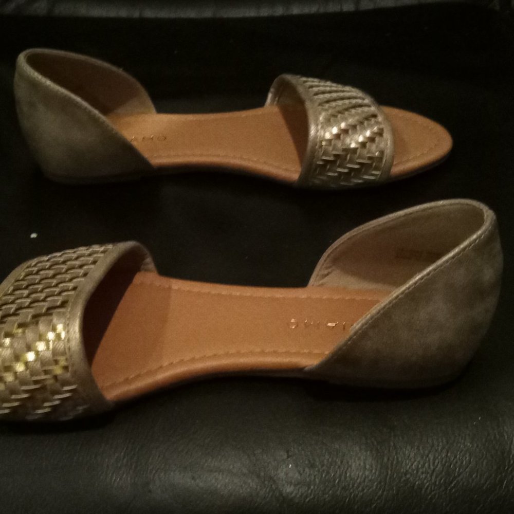 Womens Andiamo Gold Flats Size 7.5W